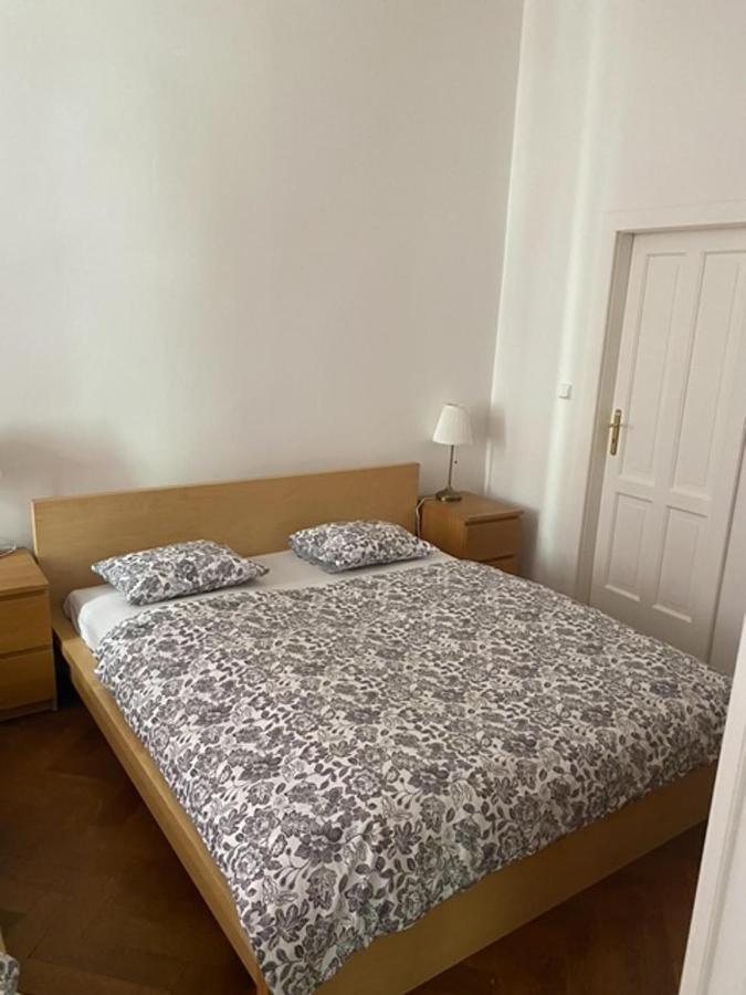 Large 3 Bedroom Family Apartment With Balcony Praga Exterior foto