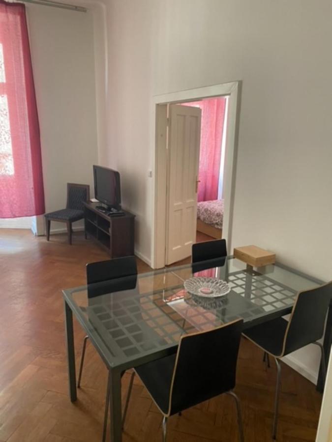 Large 3 Bedroom Family Apartment With Balcony Praga Exterior foto