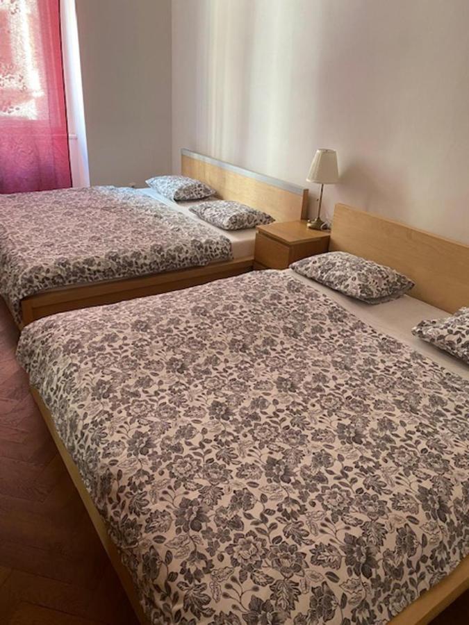 Large 3 Bedroom Family Apartment With Balcony Praga Exterior foto